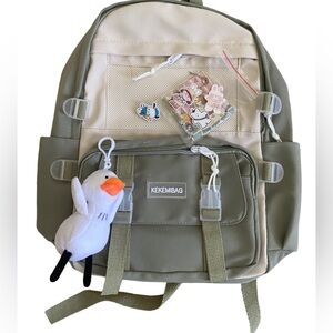 Backpack with laptop sleeve and keychains - green